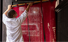 暖簾を出すシーン